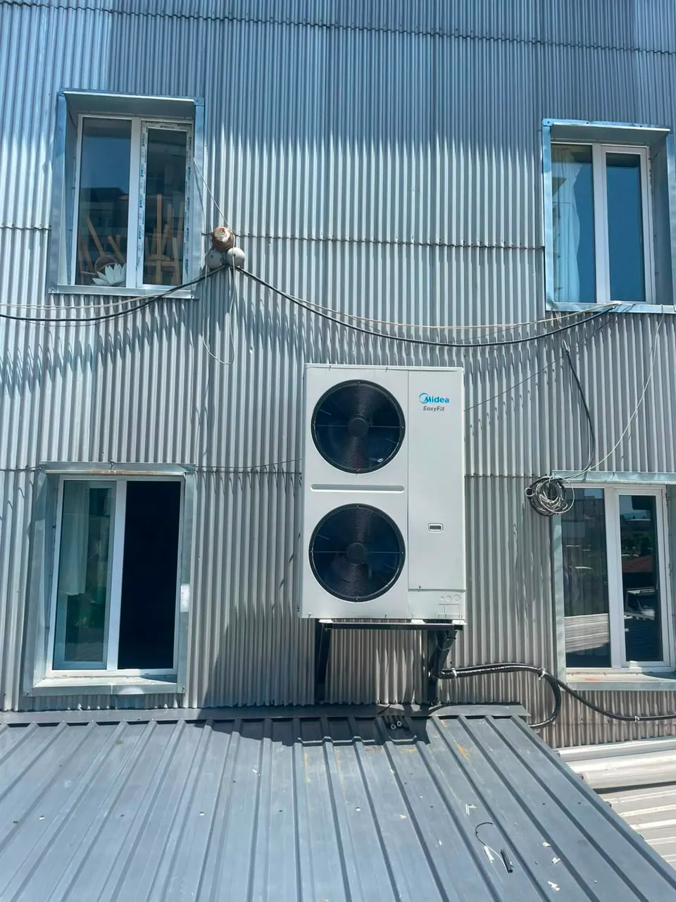 Midea EasyFit VRF გარე ბლოკი ბათუმში, ლითონის ფასადზე დამონტაჟებული