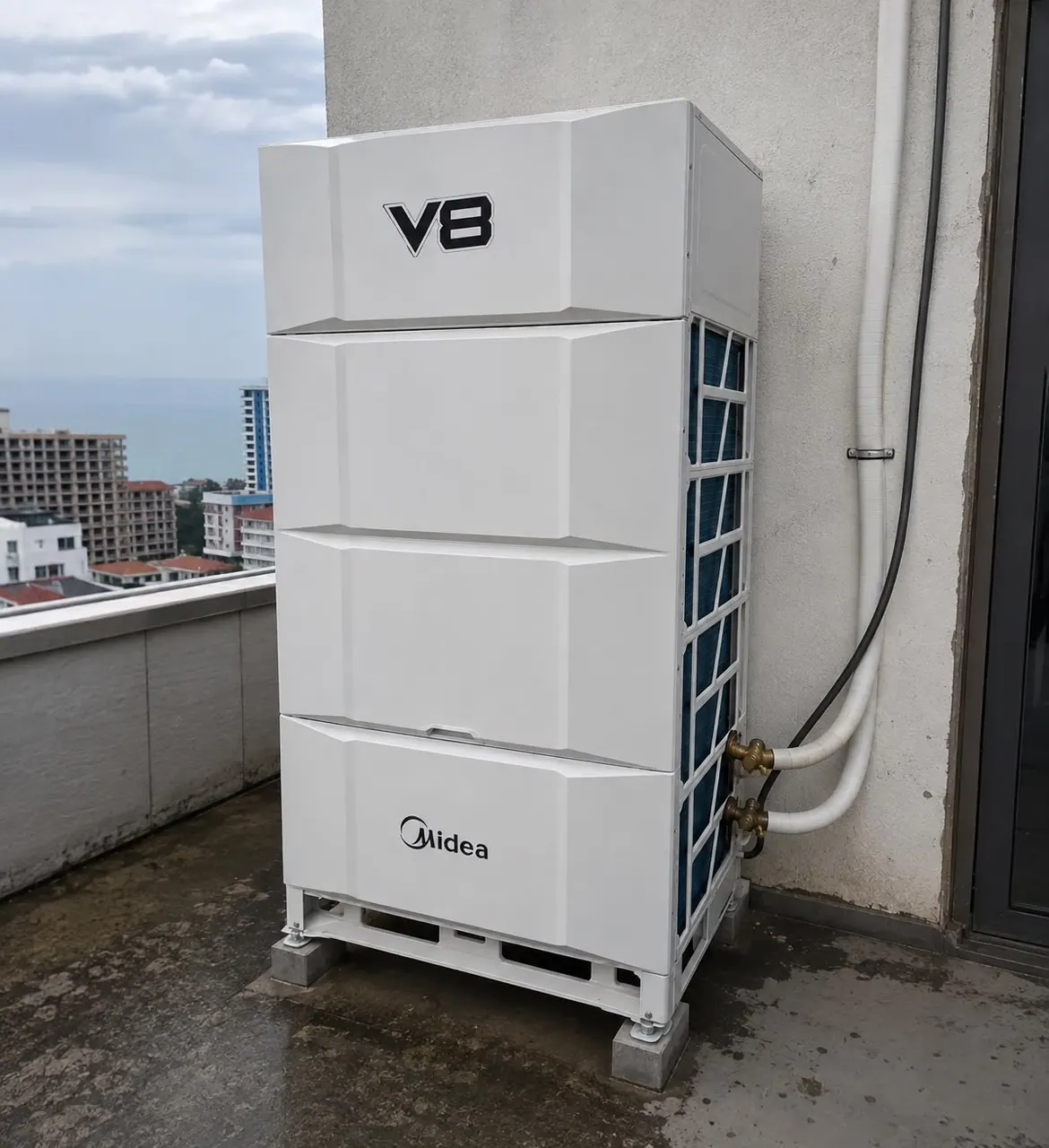 Midea V8 VRF გარე ბლოკი ბათუმის სახურავის ტერასაზე, იზოლირებული მილებით